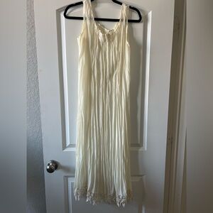 Vintage Carter’s 1970s DuPont nylon Elegant Cream Sleeveless slip